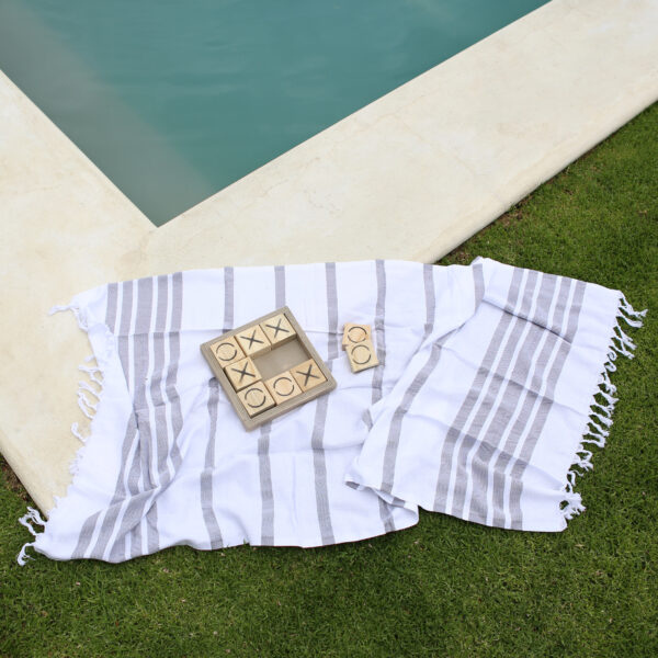 noughts and crosses game on towel