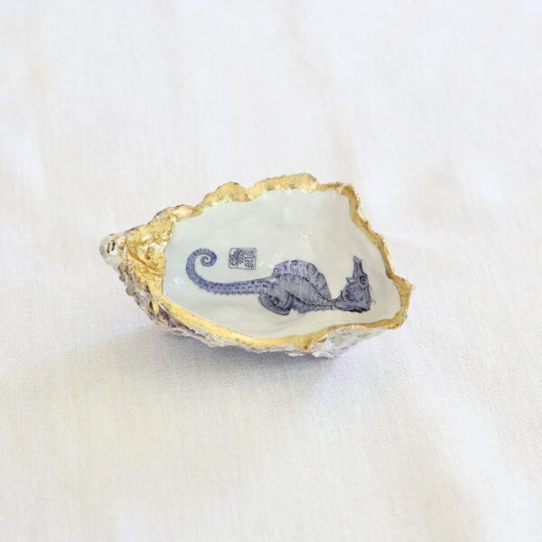 docorated oyster shell dish_seahorse